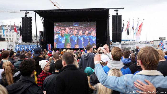 Island Fußball Nationalmannschaft Public Viewing in Reykjavik (picture-alliance/dpa/E. Arnason)