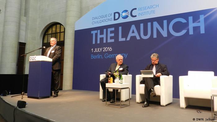 Владимир Якунин и два других соучредителя нового института на презентации в Берлине