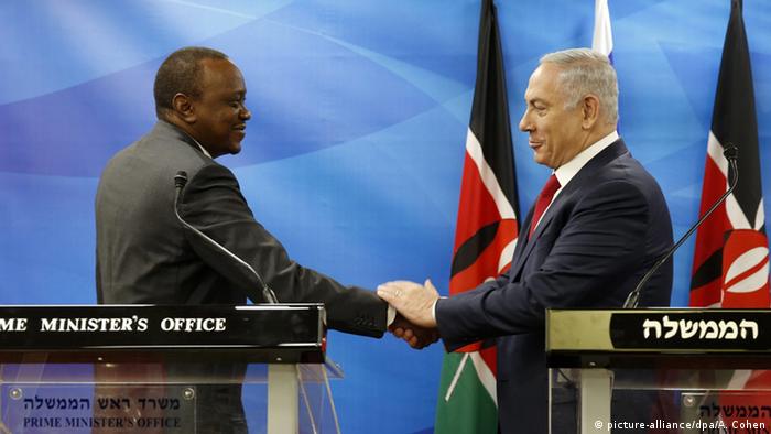 Kenias Präsident Uhuru Kenyatta bei Premierminister Netanjahu in Tel Aviv (Foto: picture-alliance/dpa/A. Cohen)