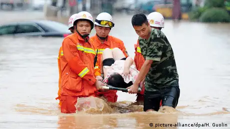 China Überschwemmung in Jiujiang - Rettung einer Frau