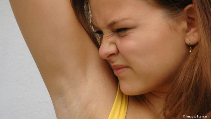 Körpergeruch Junge Frau ekelt sich vor Achselgeruch (Imago/Steinach)
