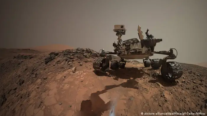 Curiosity es el predecesor de Marte 2020 y, hasta el momento, el mayor y más moderno de todos los exploradores de Marte, en donde ya ha recorrido más de 21 kilómetros y sigue activo, gracias a una batería de isótopo radiactivo. Su energía es prácticamente inagotable. Curiosity es un laboratorio sobre ruedas. 