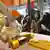 Ein Roboter-Arm von Kuka zeigt sein Können auf einer Industriemesse in China (Foto: dpa)