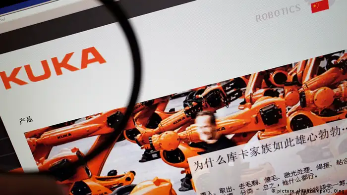 A netizen browses the Chinese website of Kuka in Ji'nan city, east China's Shandong province, 19 May 2016. 
