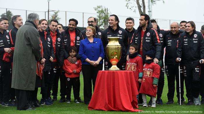 Chile Präsidentin Michelle Bachelet mit Fußballnationalmannschaft