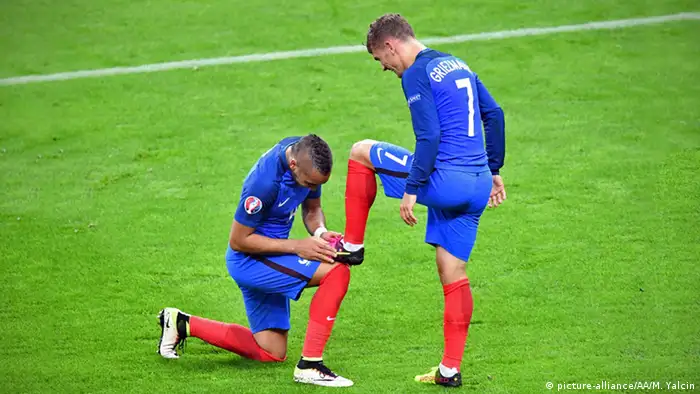 Euro 2016 Frankreich vs Island Griezmann Payet Schuhe putzen