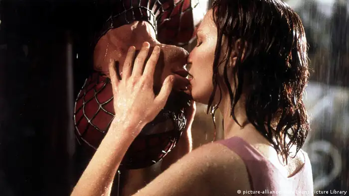 Spiderman hangs upside down to kiss Kirsten Dunst (Copyright: dpa)