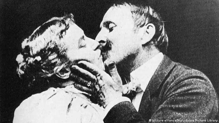 The first big screen kiss between May Irwin and John C Rice (Copyright: dpa)