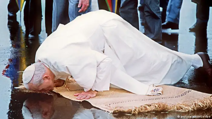 Papst Johannes Paul küsst den Boden der Fidschi-Inseln (Foto: dpa)