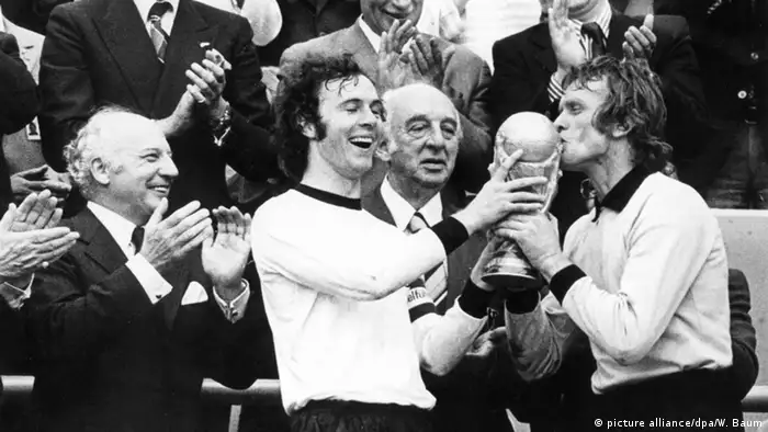 Franz Beckenbauer und Sepp Maier mit dem Weltmeisterpokal (Foto: dpa)