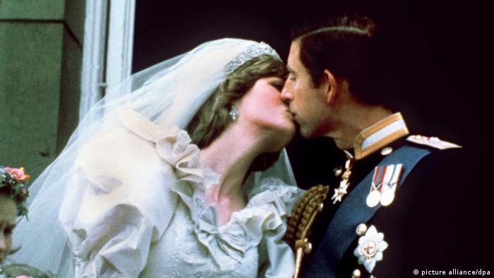 Prince Charles and Princess Diana share their wedding kiss (Copyright: dpa)