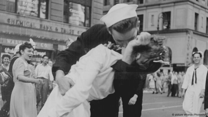 Sailor kissing a nurse in Times Square 1945 (Copyright: dpa/Victor Jorgensen)