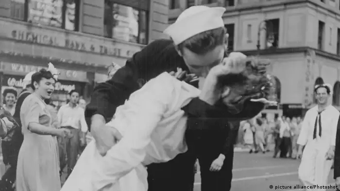 Sailor kissing a nurse in Times Square 1945 (Copyright: dpa/Victor Jorgensen)