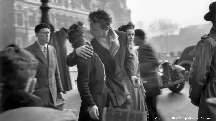 A couple kissing in front of the Paris City Hall (Copyright: Robert Doisneau/dpa)