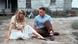 Forrest Gump sitzt neben seiner Kindheitsfreundin Jenny Forrest Gump sitzt neben seiner Kindheitsfreundin Jenny