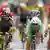 Cavendish (2.v.r.) gewinnt den Sprint in Angers vor Greipel (l.) . Foto: dpa-pa