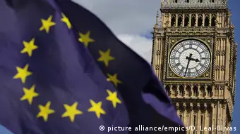 Großbritannien Europaflagge vor dem Big Ben in London