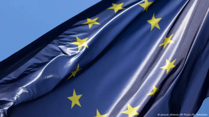 Deutschland Europaflagge vor dem Reichstag in Berlin