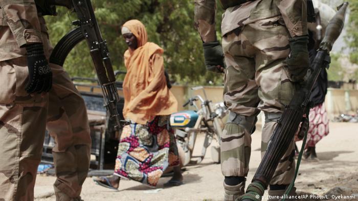 Nigeria Soldaten an einem Checkpoint in Gwoza (picture-alliance/AP Photo/L. Oyekanmi)