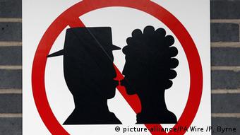 No kissing sign, Copyright: picture-alliance/PA Wire /P. Byrne