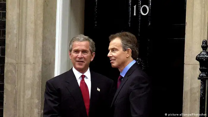 London George W. Bush und Tony Blair vor 10 Downing Street (picture-alliance/Photoshot)