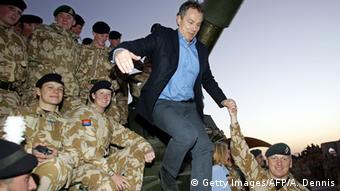 2004 година: Тони Блеър по време на среща с британски войници край Басра
