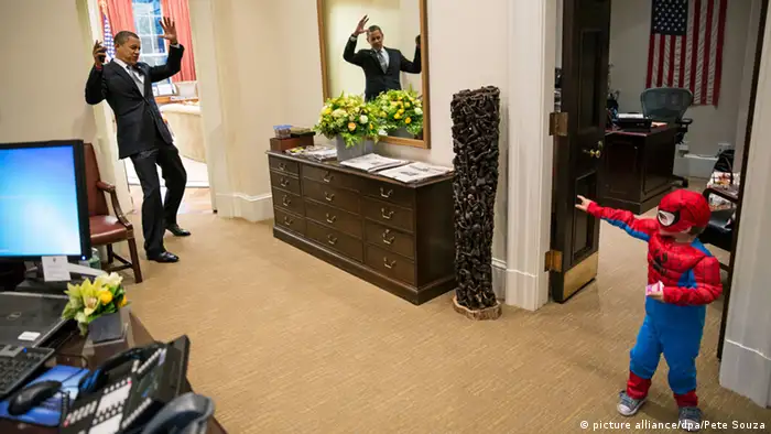 Obama and boy in Spiderman outfit (picture alliance/dpa/Pete Souza)