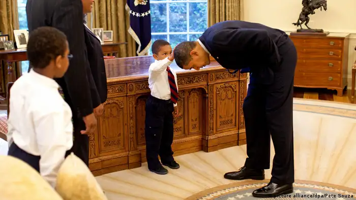 Little boy touches Obama head (picture alliance/dpa/Pete Souza)