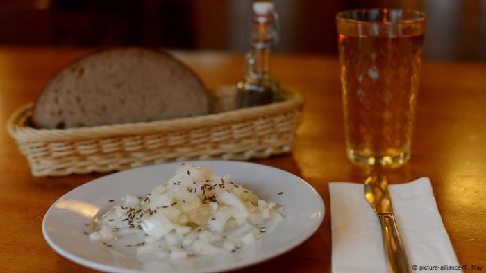 Queso con pan y sidra. 