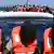 Flüchtlinge werden auf ein Rettungsschiff gebracht (Archivbild vom 24. Mai: Getty)