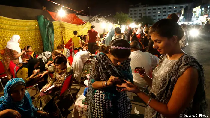 Pakistan Islamabad Frauen bemalen Hände mit Henna zum Ramadanfest Zuckerfest