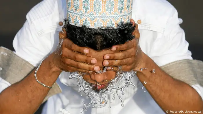 Sri Lanka Waschung zum Ramadanfest Zuckerfest (Reuters/D. Liyanawatte)