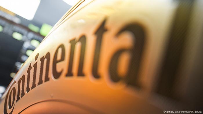 Hannover Messestand Schriftzug Continental Reifen (picture-alliance/dpa/O. Spata)