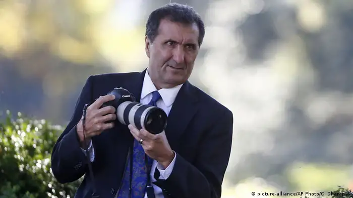 Pete Souza behind the camera (picture-alliance/AP Photo/C. Dharapak)