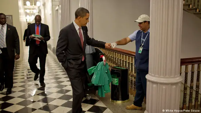 Washington White House Präsident Barack Obama fist bumps custodian (White House/Pete Souza)