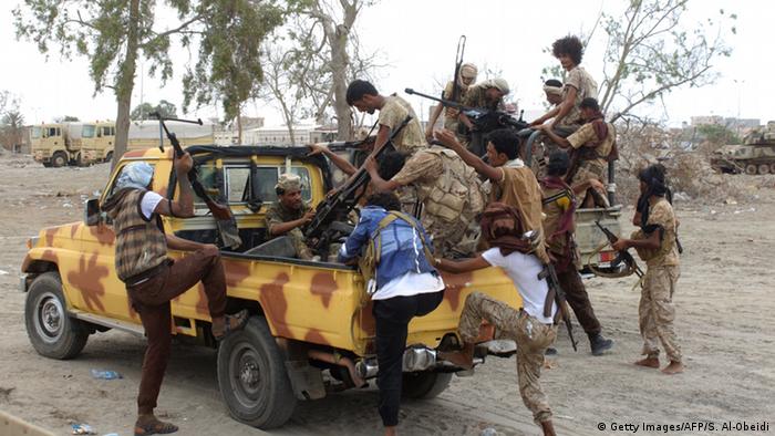 Jemen Doppelanschlag auf Militärbasis beim Flughafen Aden