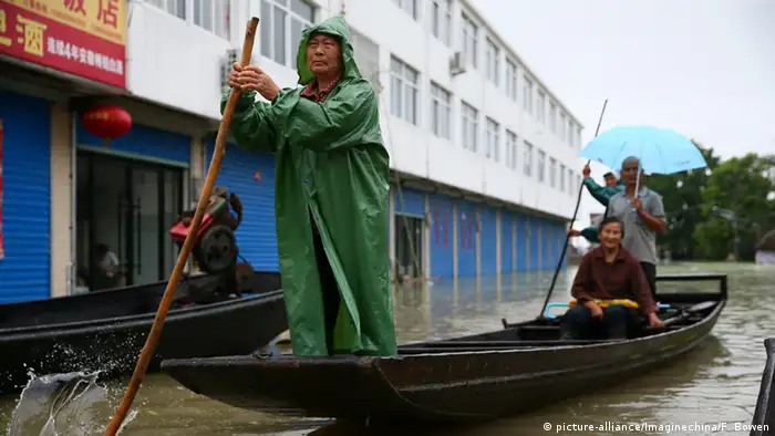 China Xuancheng Überschwemmung Menschen auf Kahn
