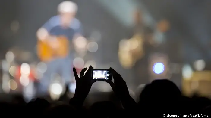 Deutschland Konzertbesucher mit Smartphone in Frankfurt am Main