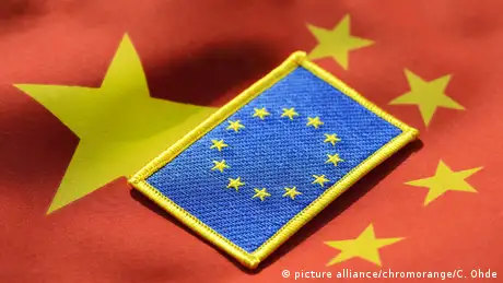 EU-Fahne auf China-Fahne (picture alliance/chromorange/C. Ohde)