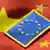 Маленький флаг ЕС на фоне государственного флага Китая