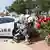 Mulher deposita flores em memorial improvisado aos policiais mortos