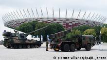 Eine 155mm - Panzerhaubitze Krab (l) und ein Raketenwerfer Langusta der polnischen Streitkräfte wird am 09.07.2016 vor dem Nationalstadion in Warschau (Polen) präsentiert. Die Staats- und Regierungschefs der Nato kommen am 08. und 09.07.2016 in Warschau zusammen, um über ihre Abschreckungsstrategie gegenüber Russland zu beraten. Foto: Rainer Jensen/dpa +++(c) dpa - Bildfunk+++ | Verwendung weltweit picture-alliance/dpa/R. Jensen