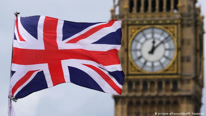 Флаг Великобритании на фоне Биг-Бена в Лондоне