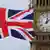 Флаг Соединенного Королевства и часовая башня Вестминстерского дворца в Лондоне