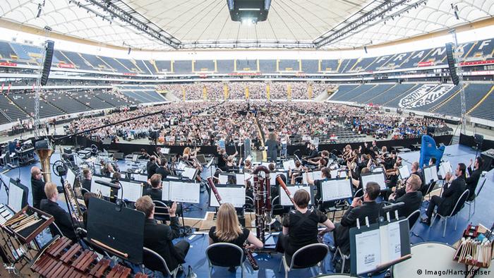 Musik Verbindet Grosstes Orchester Der Welt Spielte In Frankfurt Musik Dw 10 07 2016