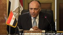 CAIRO, EGYPT - JULY 18, 2014 French Foreign Minister (FM) Laurent Fabius (not seen) and Egyptian FM Samih Shukri attend a press conference in Cairo, Egypt on July 18, 2014. Ahmed Ismail? / Anadolu Agency | Keine Weitergabe an Wiederverkäufer. (c) picture-alliance/Anadolu Agency/A. Ismail