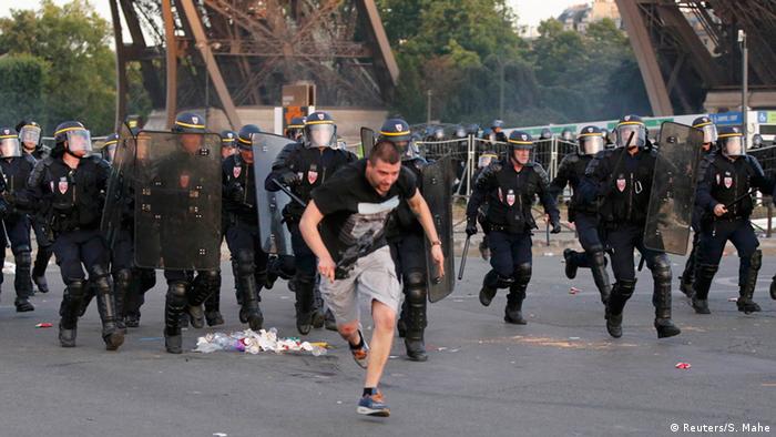 Polizisten nahe der Fanzone in Paris (Foto: Reuters/S. Mahe)