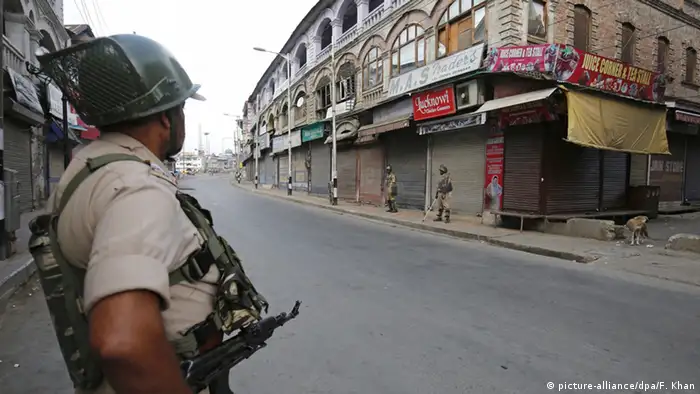 Indien Kaschmir Auseinandersetzungen in Srinagar Paramilitär sichert