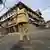 Indien Kaschmir Auseinandersetzungen in Srinagar Polizeioffizier sichert