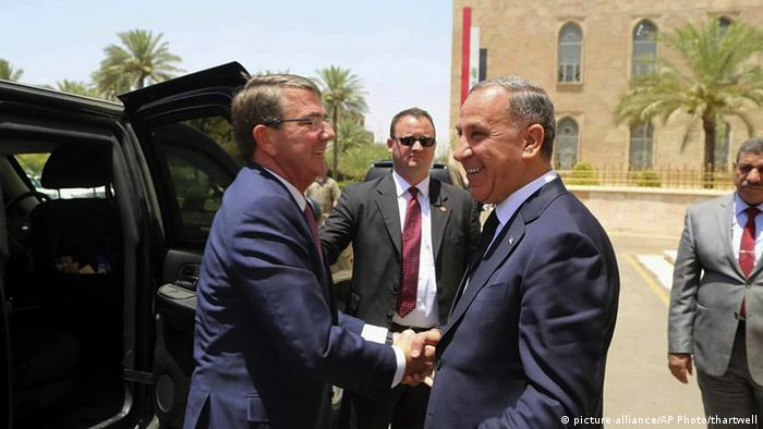 Irak Bagdad US Verteidigungsminister Ash Carter und Iraks Verteidigungsminister Khaled al-Obeidi